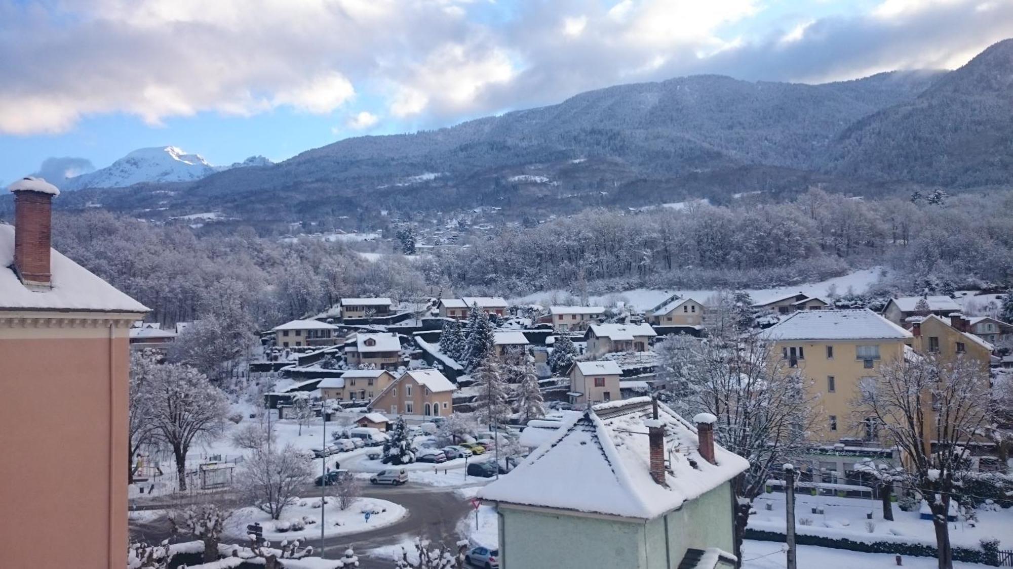 Vaulnaveys-le-Haut Le T2 Douillet D'Uriage - Residence Le Louvre - Cure Thermale Uriage- Proche Chamrousse - Jusqu'A 3 Personnes - Region Agreable En Toute Saison מראה חיצוני תמונה
